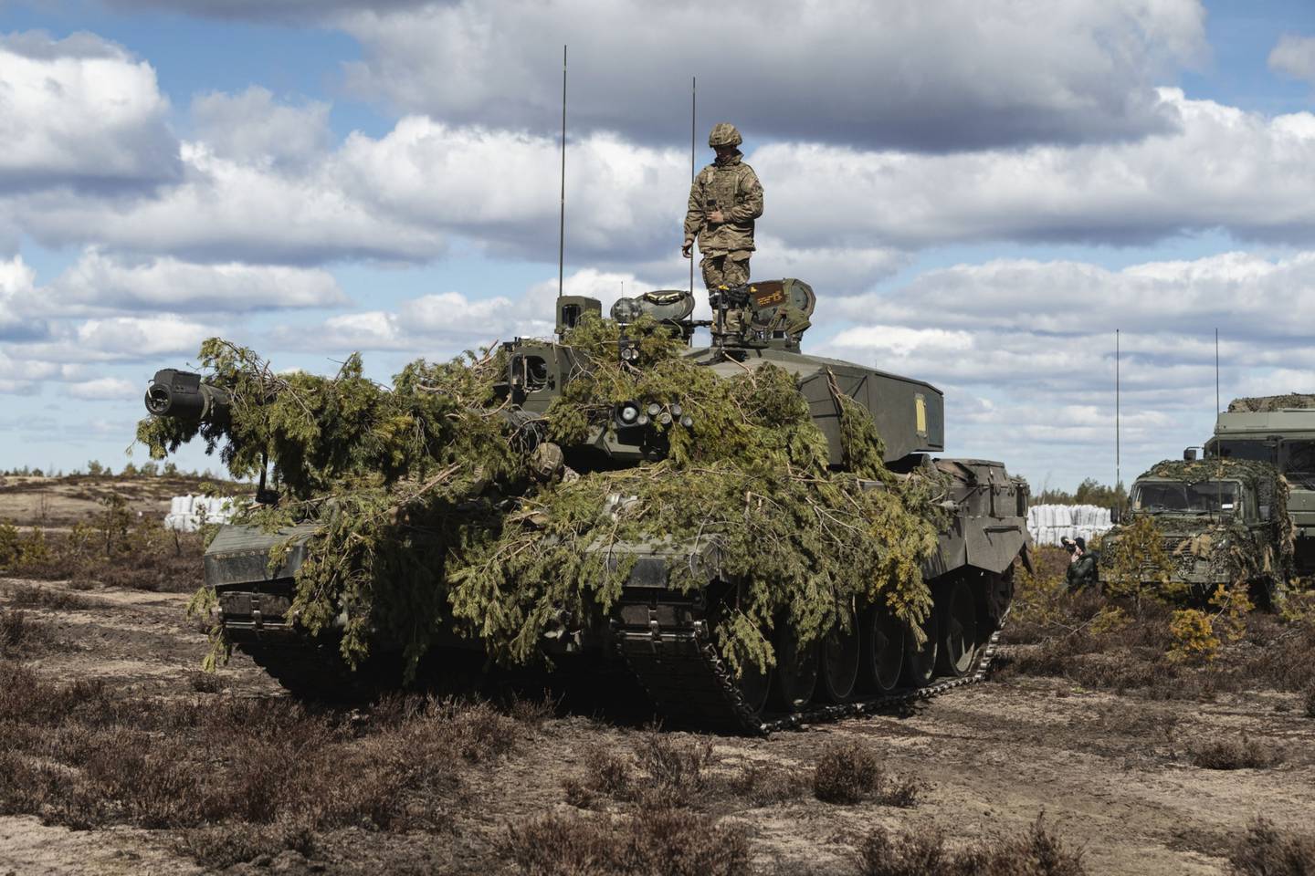 Un carro de combate principal Challenger 2 del Ejército británico durante el ejercicio de entrenamiento Arrow 22 del Ejército finlandés, en el que participan fuerzas del Reino Unido, Letonia, Estados Unidos y Estonia, en Niinisalo, Finlandia, el miércoles 4 de mayo de 2022.