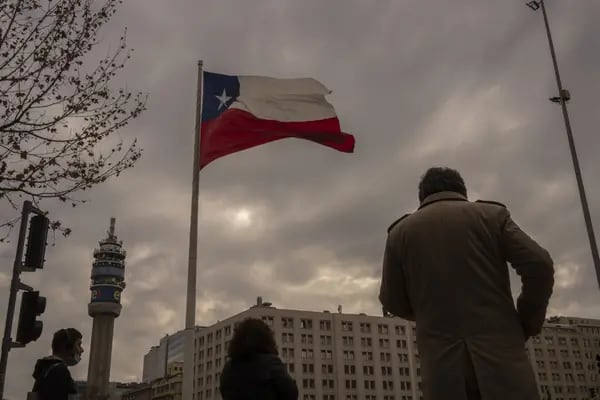 Una bandera chilena ondea en las afueras del Palacio de la Moneda en Santiago de Chile, el 13 de julio de 2022. Fotógrafa: Tamara Merino/Bloomberg