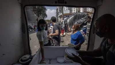 Integrantes del Movimiento Estatal de la Población Sin Hogar entregan donaciones de alimentos en São PauloFotógrafo: Jonne Roriz / Bloomberg