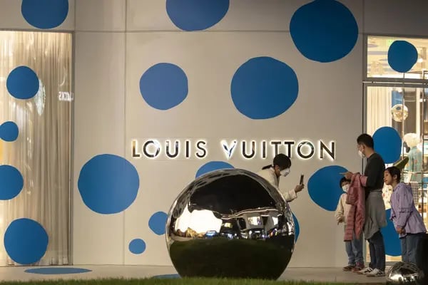 Una tienda de LVMH Moet Hennessy Louis Vuitton SE en Shanghai, China, el sábado 29 de abril de 2023.