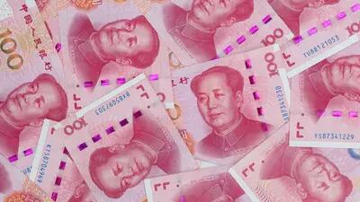 Billetes chinos de cien yuanes dispuestos para una fotografía en Hong Kong, China, el jueves 23 de abril de 2020. El Banco Popular de China (PBOC) ha recortado los tipos de interés a corto y medio plazo recientemente, además de las inyecciones de liquidez, las refinanciaciones de préstamos y la flexibilización de las normas reguladoras. Fotógrafo: Paul Yeung/Bloomberg