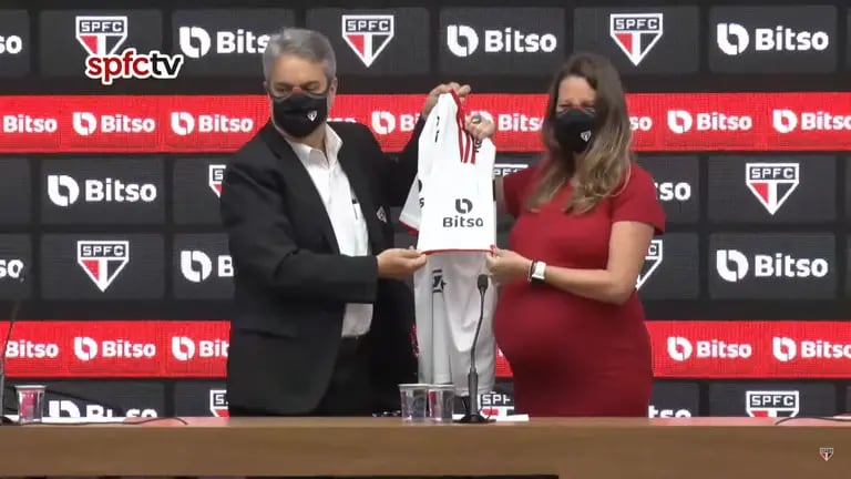 São Paulo Futebol Clube's Director of Marketing, Eduardo Toni, and Beatriz Oliveira, Bitso's Head of LatAm Marketingdfd