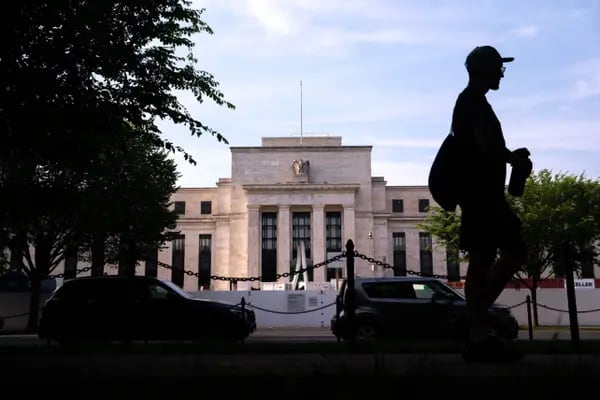 Un peatón pasa por el edificio Marriner S. Eccles de la Reserva Federal en Washington, DC, EE.UU.