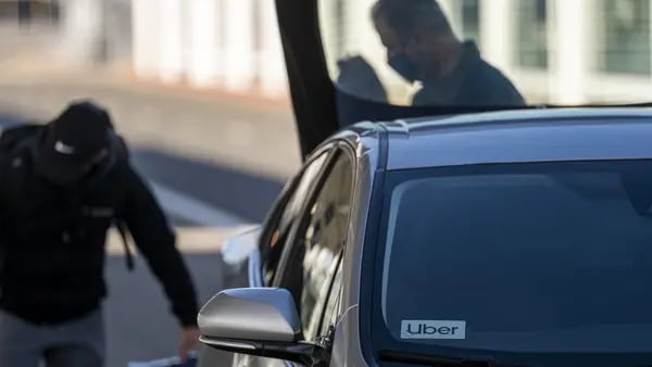 Uber adiciona sobretaxa para ajudar motoristas com alta da gasolina nos EUAdfd
