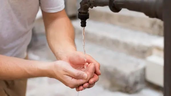 Latinos y otras minorías en EEUU están más expuestos al agua contaminada de los grifosdfd