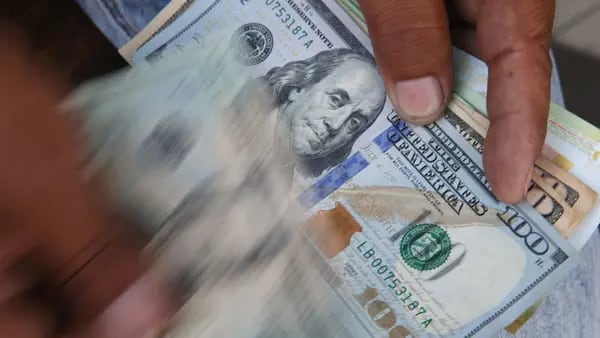 Dólar en Colombia cae tras primera vuelta presidencial: ¿efecto Petro o Hernández?dfd