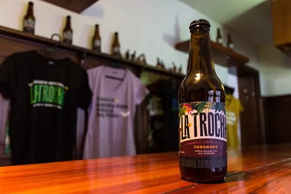 Trocha, la historia cervecera detrás de la postal de Juan Manuel Santos y Timochenko.
