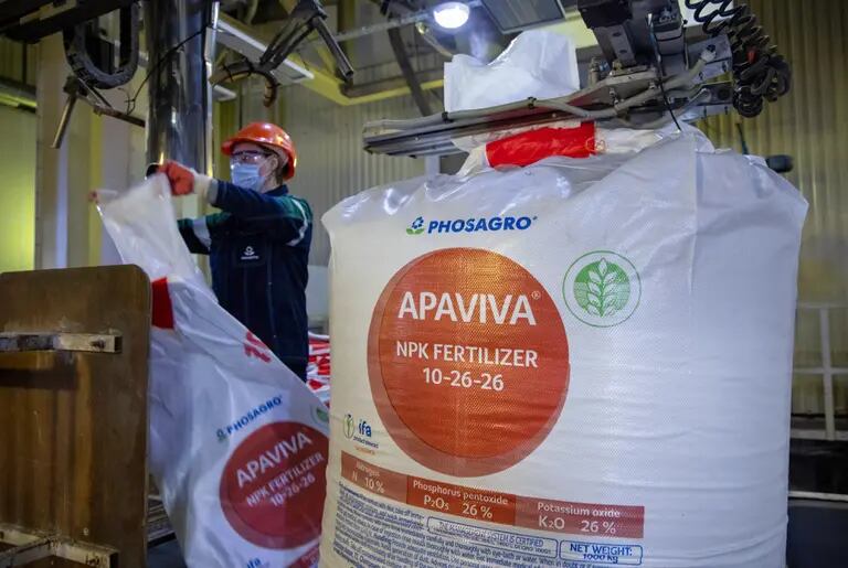 A worker operates a machine to fill sacks of Apaviva NPK(S) phosphate fertilizer at the PhosAgro-Cherepovets fertilizer plant, operated by PhosAgro PJSC, in Cherepovets, Russia, on Thursday, Dec. 2, 2021. Russia plans to impose a six-month quota on some fertilizer exports to safeguard local supplies and limit costs for farmers after the energy crisis sent nitrogen nutrient prices soaring. Photographer: Andrey Rudakov/Bloombergdfd