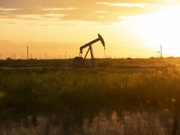 El petróleo extiende su declive a medida que se acumulan las existencias en Estados Unidosdfd