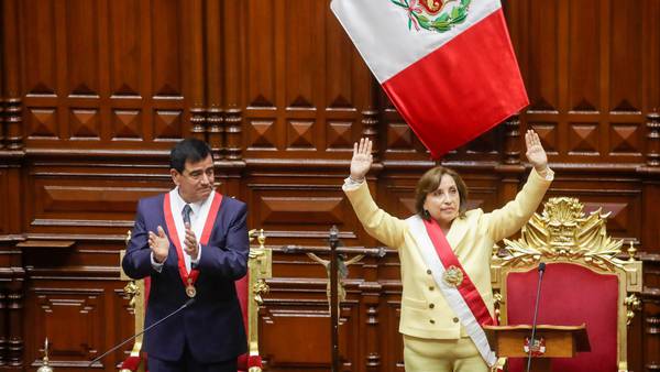 Dina Boluarte: ¿Quién es la nueva presidenta de Perú que reemplaza a Castillo?dfd