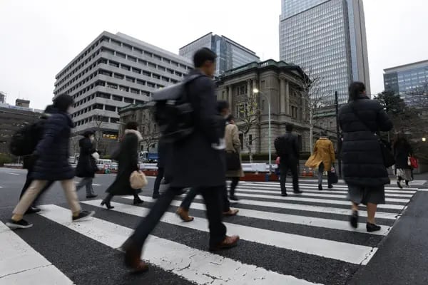 Viajeros por la mañana frente a la sede del Banco de Japón (BOJ) en Tokio, Japón, el lunes 16 de enero de 2023.