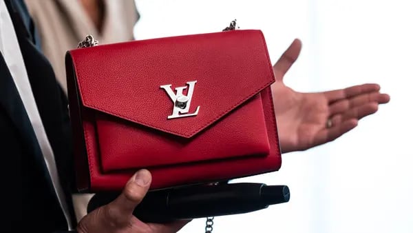 Consumidores están comprando menos bolsos Louis Vuitton y botellas de coñac Hennessydfd