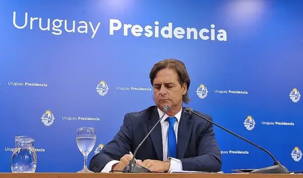 El presidente uruguayo toma nota ante las consultas de los periodistas, en una conferencia de prensa en la Torre Ejecutiva. Foto: Presidencia de la República.
