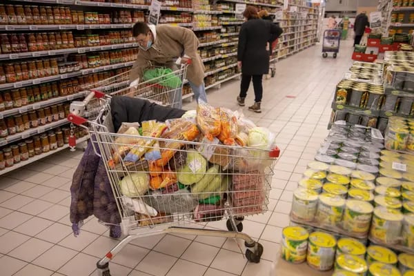 Un carrito de la compra lleno dentro de un supermercado Fotógrafo: Andrey Rudakov/Bloomberg