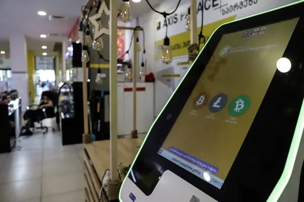 Un cajero automático de criptomonedas (ATM) muestra el precio del Lari georgiano de Bitcoin, Litecoin y Bitcoin Cash en un centro comercial en Tbilisi, Georgia, el lunes 25 de julio de 2022. Fotógrafo: Valeria Mongelli/Bloomberg