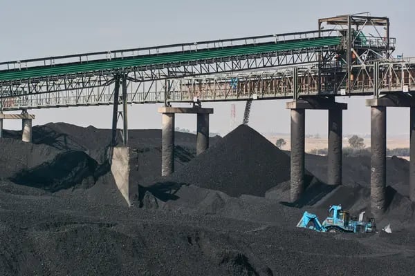 Un puente transportador sobre pilas de carbón en una mina de carbón a cielo abierto en Sudáfrica.