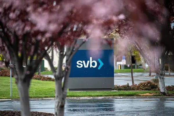 Señalización fuera de la sede de Silicon Valley Bank en Santa Clara, California, EE. UU., el jueves 9 de marzo de 2023. Fotógrafo: David Paul Morris/Bloomberg