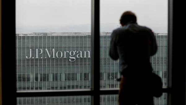 Inversores temerosos deberían comprar crédito y vender acciones, según JPMorgandfd