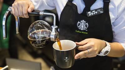 Acción de Starbucks sube luego de que ventas en EE.UU. compensen problemas en Chinadfd