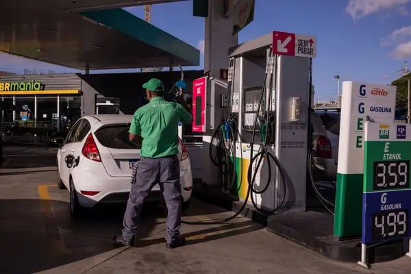 Etanol ou gasolina ou carro elétrico? Alta penetração do etanol é considerada uma barreira para o avanço da eletrificação no país (Foto Victor: Moriyama/Bloomberg)