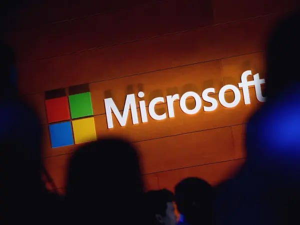El logotipo de Microsoft se ilumina en una pared durante un evento de Microsoft. Fotógrafo: Drew Angerer/Getty Images North America