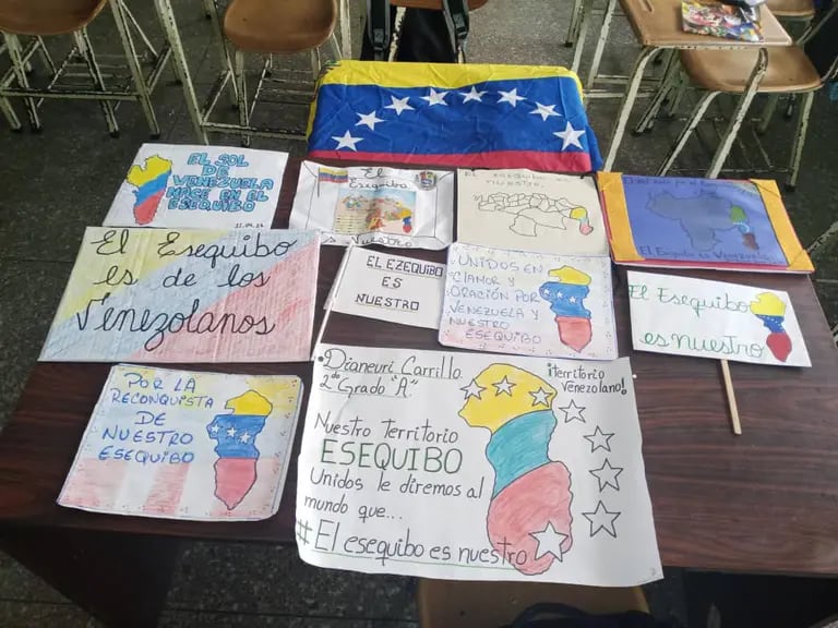 Consignas de escolares en el Liceo Mario Briceño Iragorry, ubicado en Maturín, Monagas, en Venezuela.dfd