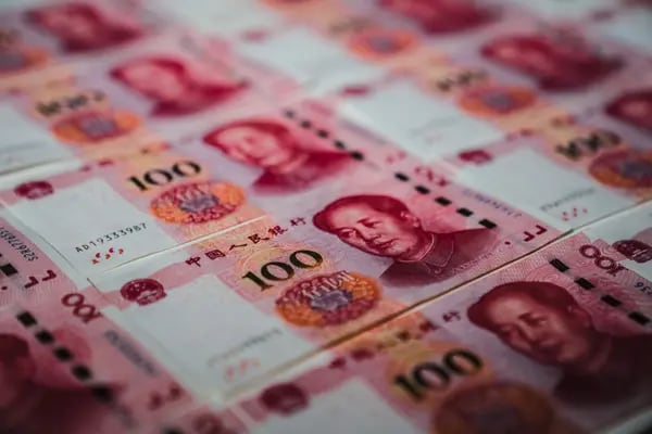 Billetes chinos de cien yuanes dispuestos en Hong Kong, China, el martes 18 de octubre de 2022. Fotógrafo: Lam Yik/Bloomberg
