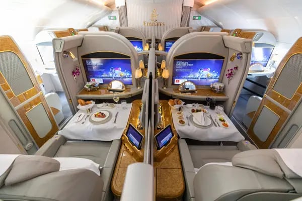 Una comida en la cabina de primera clase de un avión Airbus SE A380-800 operado por Emirates. Fotógrafo: Christopher Pike/Bloomberg