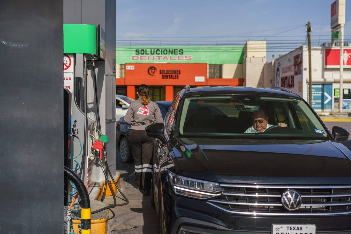 Un conductor con placas de Texas carga combustible en una gasolinera de Pemex en Ciudad Jurez.Fotógrafo: Paul Ratje/Bloomberg