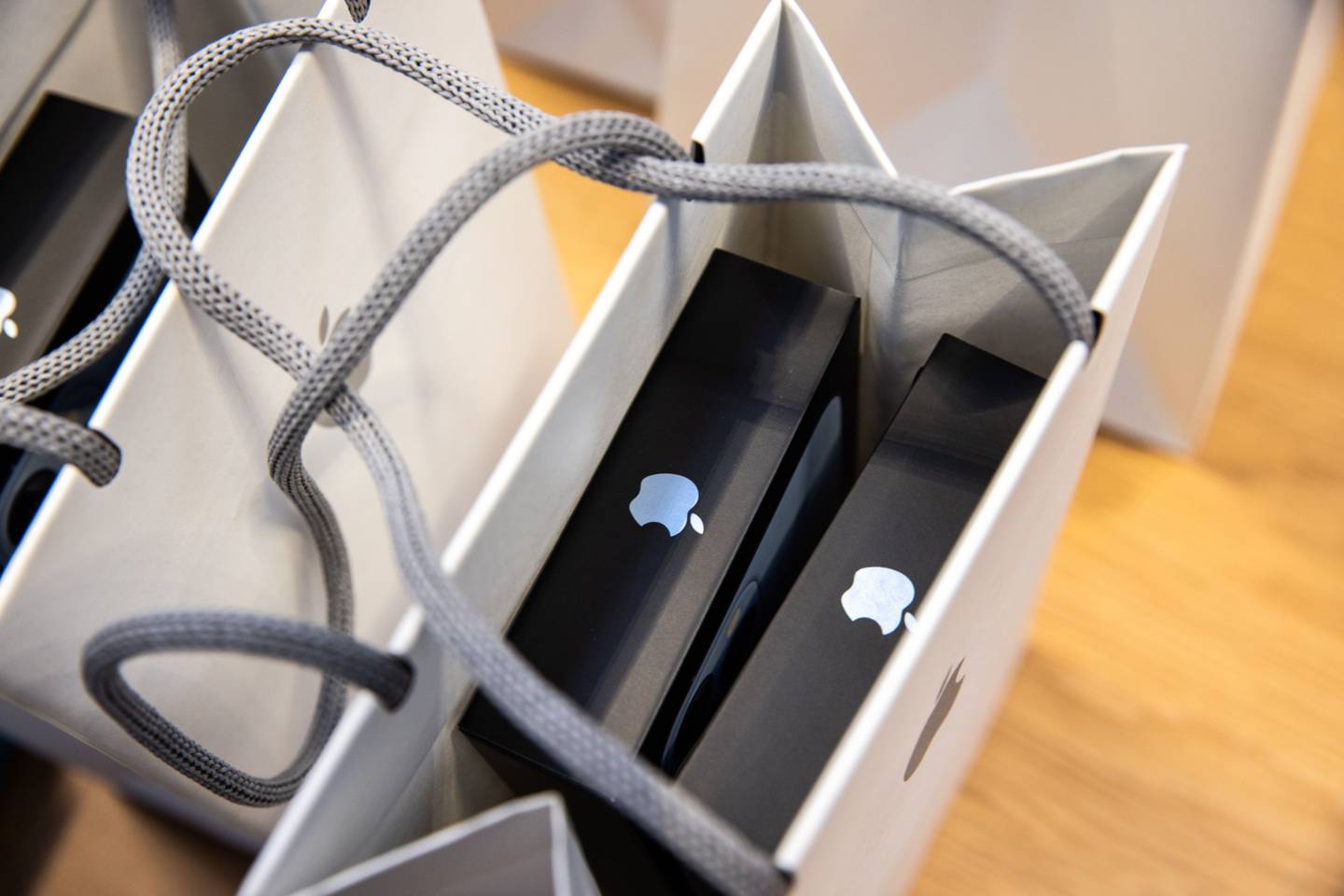 Cajas de iPhone 13 en una bolsa