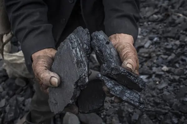 Un minero sostiene piezas de carbón en un sitio en Cucunuba, Departamento de Cundinamarca, Colombia, el sábado 29 de julio de 2017.