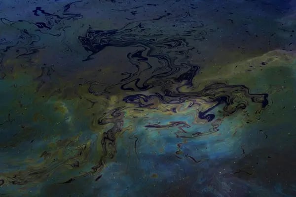 Un derrame de petróleo flotando sobre el agua (Fotografía: Bloomberg Creative Photos/Bloomberg).