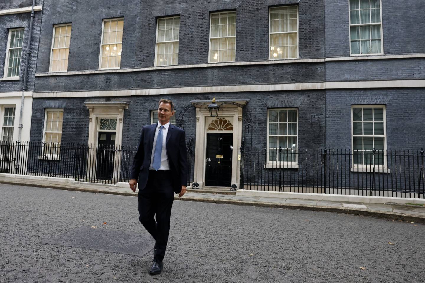 Jeremy Hunt, ministro de Hacienda del Reino Unido, sale del número 10 de Downing Street en Londres, Reino Unido, el viernes 14 de octubre de 2022.