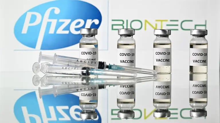 Según los resultados que divulgaron las empresas, el refuerzo con la versión actual de la vacuna multiplicó por 25 los anticuerpos.dfd