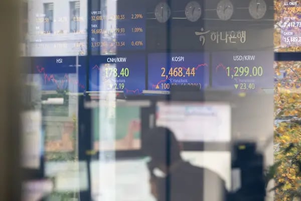 Los operadores de divisas trabajan frente a los monitores que muestran las cifras del Índice Compuesto de Precios de las Acciones de Corea (KOSPI), Fotógrafo: SeongJoon Cho/Bloomberg