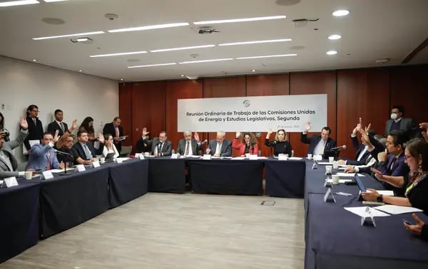 Los Senadores miembros de las Comisiones de Energía y Estudios Legislativos durante la votación de la Ley de Husos Horarios en los Estados Unidos Mexicanos (Foto: Senado).