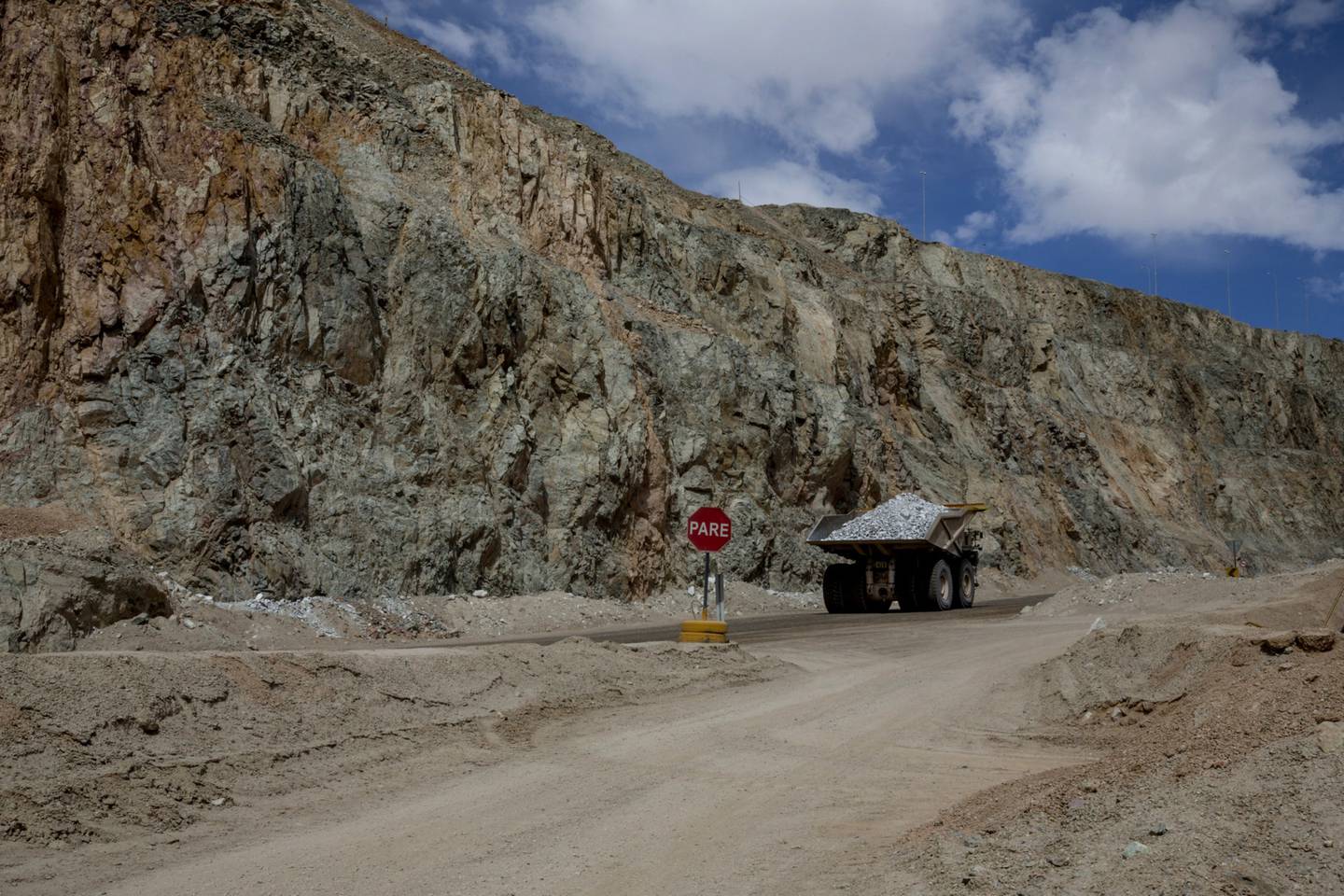 Un camión transporta minerales de Codelco en la mina de Chuquicamata, en Chile, agosto de 2018. Foto: Bloomberg