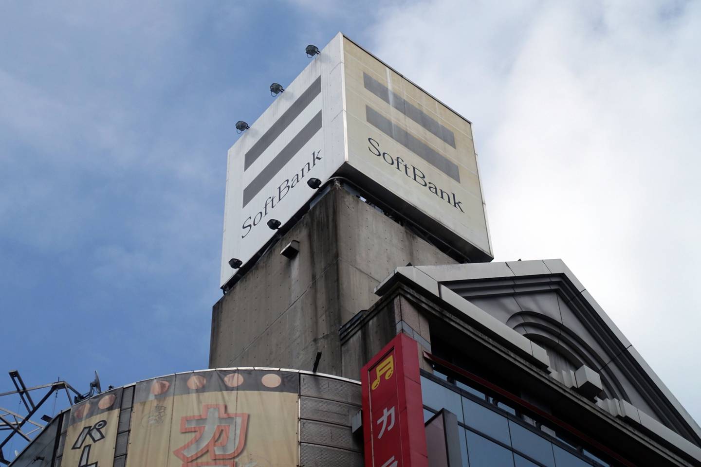 Cartel en una tienda de SoftBank Corp. en Tokio, Japón, el sábado 6 de agosto de 2022. El grupo SoftBank se enfrenta a otro duro informe de resultados trimestrales, ya que la preocupación mundial por la subida de los tipos de interés y la recesión económica golpean las valoraciones de sus inversiones. Fotógrafo: Takaaki Iwabu/Bloomberg