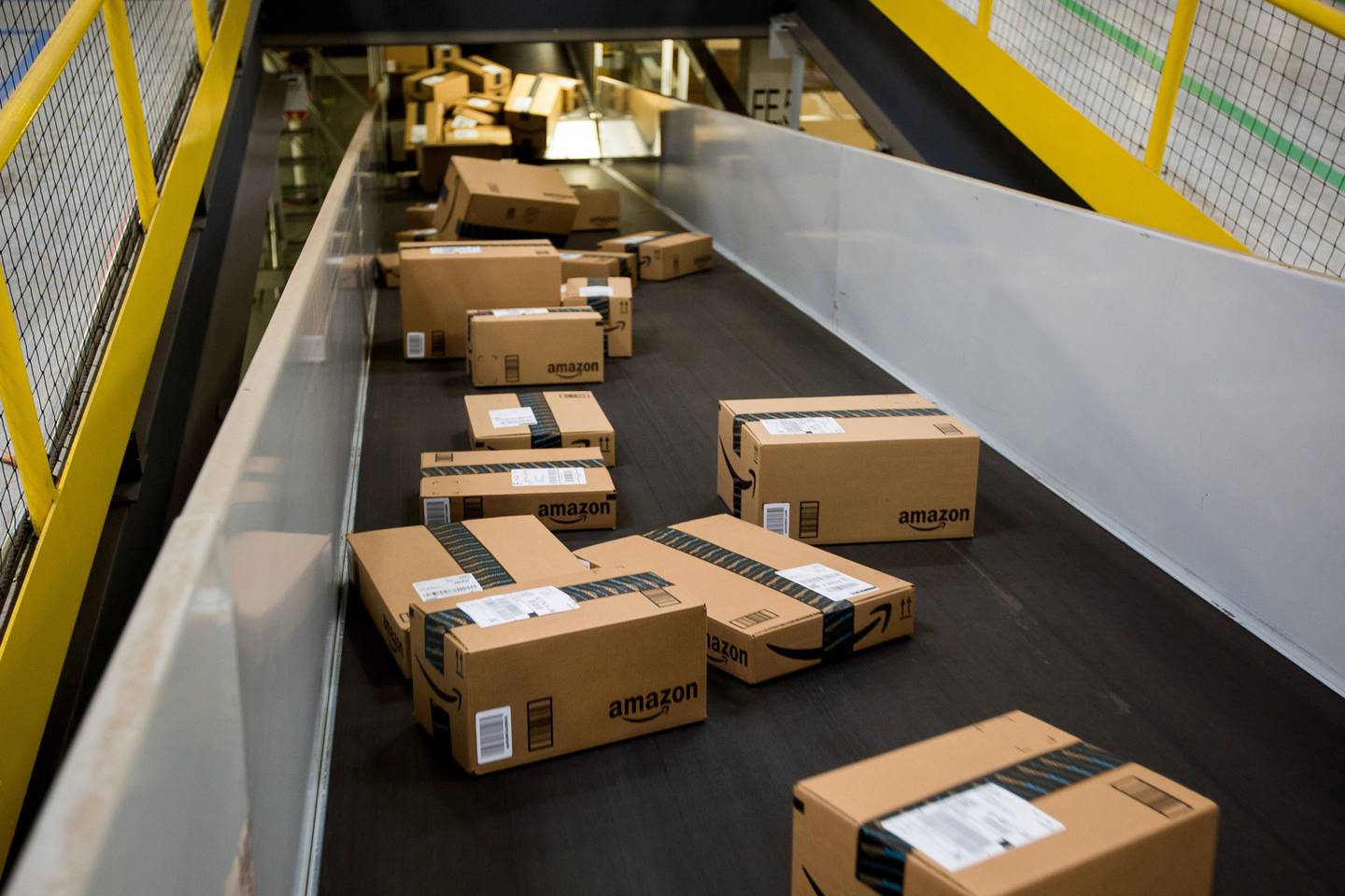 Cajas se mueven a lo largo de una cinta transportadora en el centro de cumplimiento de Amazon.com Inc. en el Cyber Monday en Robbinsville, Nueva Jersey, EE. UU., el lunes 30 de noviembre de 2015.