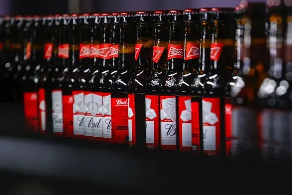 Garrafas de Budweiser, uma das principais e mais vendidas marcas de cerveja da AB InBev