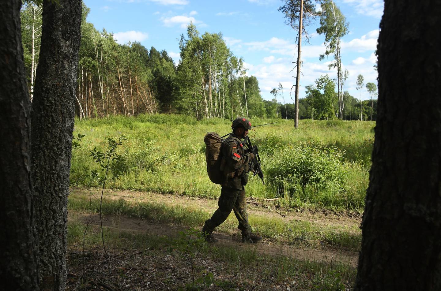 Un soldado de infantería del Bundeswehr, las fuerzas armadas alemanas, regresa de una misión de reconocimiento durante los ejercicios militares multinacionales de la OTAN Thunder Storm 2018 el 7 de junio de 2018 cerca de Pabrade, Lituania. (Foto de Sean Gallup/Getty Images)
