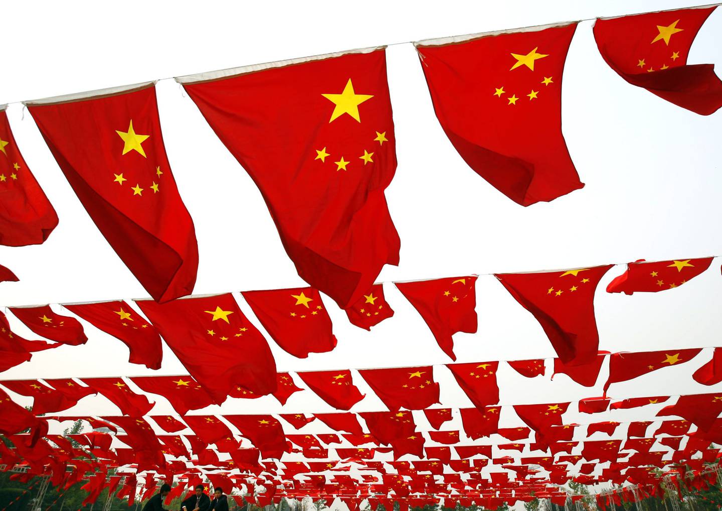 Chinos visitan un espectáculo de la bandera nacional en el parque Chaoyang el 30 de septiembre de 2006 en Beijing, China. (Foto de China Photos/Getty Images).