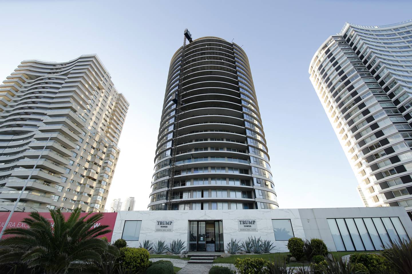 El edificio de 25 pisos vende unidades por hasta US$1,7 millones.