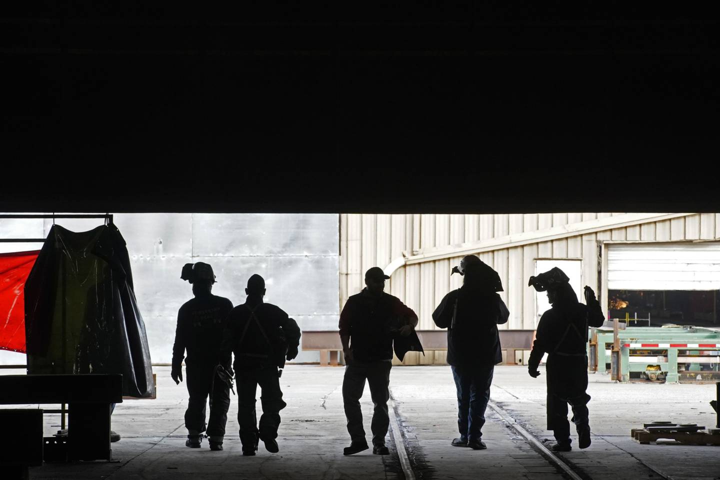 Trabajadores salen de un edificio en las instalaciones de SME Steel Contractors en West Jordan, Utah, Estados Unidos, el 1 de febrero de 2021.