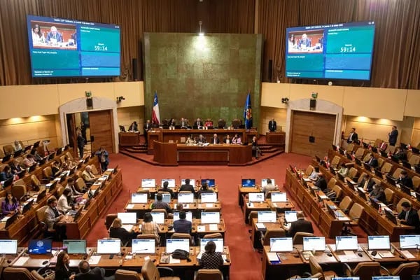 Legisladores durante una votación en el Congreso Nacional en Valparaíso, Chile.
