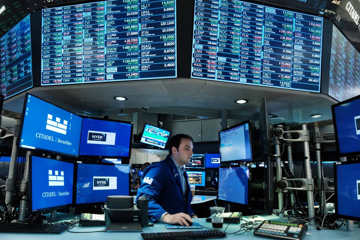 Traders work on the floor of the New York Stock Exchange (NYSE). Photo by Spencer Platt/Getty Images