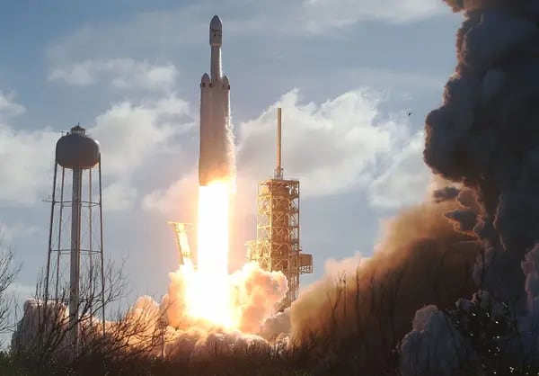 El cohete SpaceX Falcon Heavy despega de la plataforma de lanzamiento 39A en el Centro Espacial Kennedy el 6 de febrero de 2018 en Cabo Cañaveral, Florida.