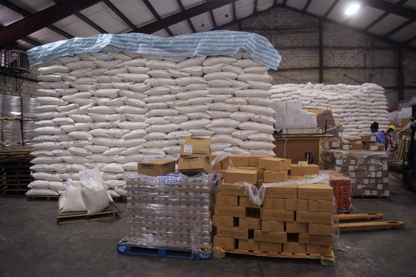 El almacén de Alimentos para los Pobres está repleto de sacos de arroz para ser entregados a las zonas afectadas por el terremoto en Puerto Príncipe. Sin embargo, las bandas han interrumpido la distribución de alimentos a los necesitados.
dfd