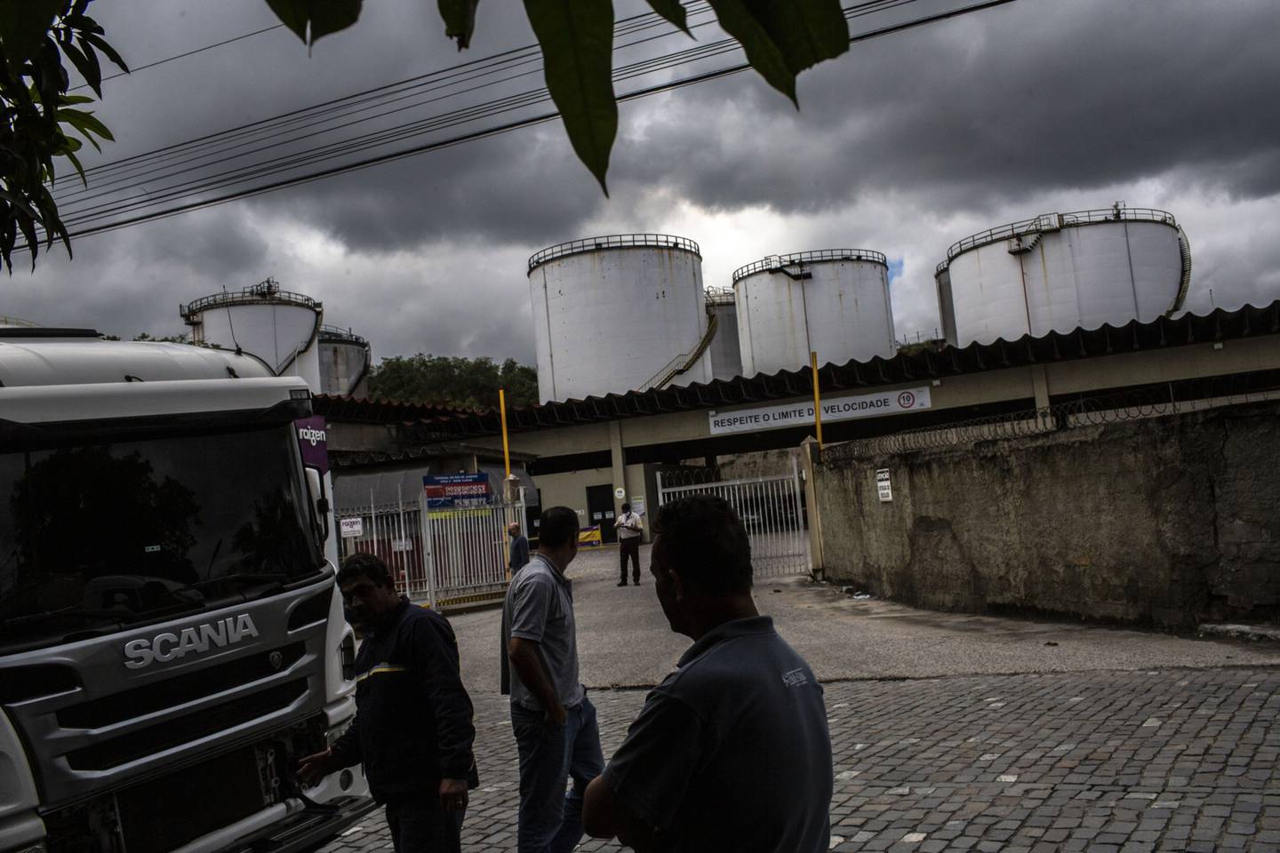 Caminhoneiros protestam contra aumento de combustíveis em frente à refinaria Reduc, da Petrobras, no Rio