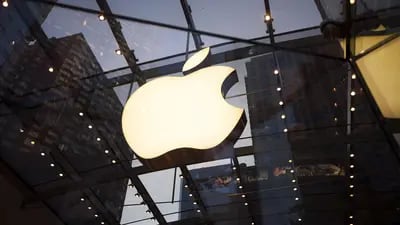 El logotipo de Apple Inc. se muestra en la tienda de Apple del Upper West Side en Nueva York, Estados Unidos, el domingo 20 de julio de 2014.  Fotógrafo: Michael Nagle